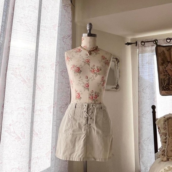 jordache‎ y2k cream mini skirt - Picture 2 of 4